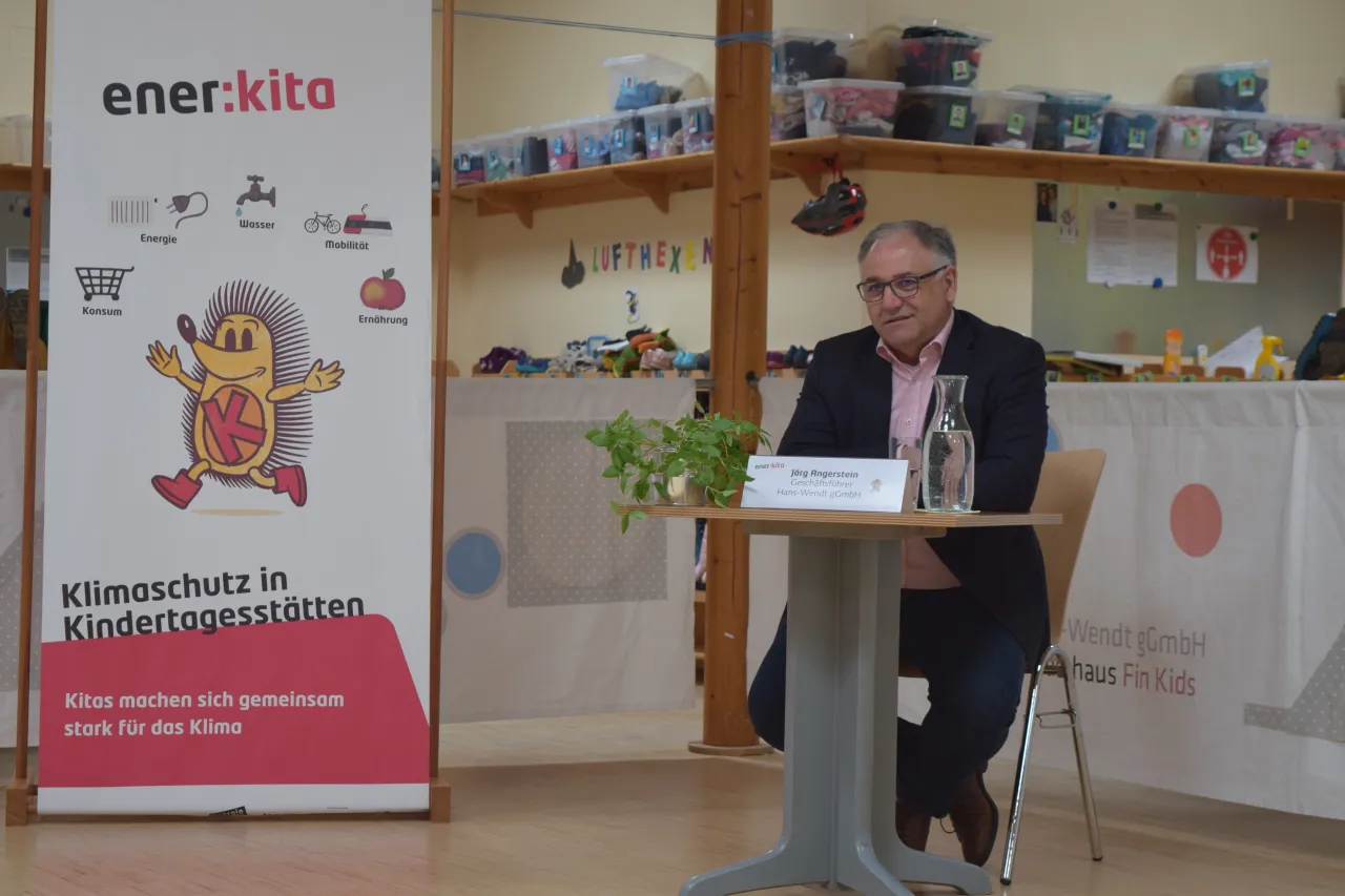 J&ouml;rg Angerstein, Gesch&auml;ftsf&uuml;hrer der Hans-Wendt gGmbH beim Pressetermin in der Kita FinKids