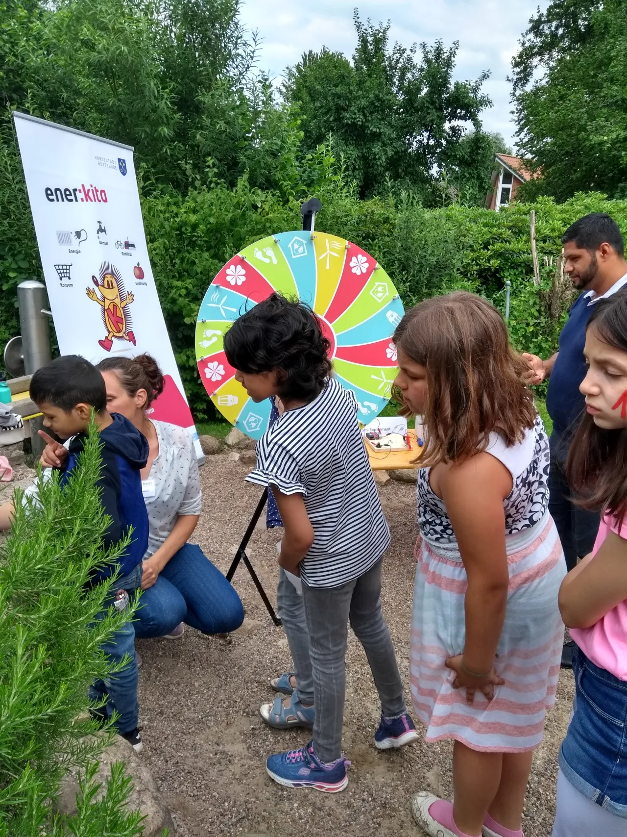 Kinder stehen Schlange beim Aktionstag in Buxtehude (2019)