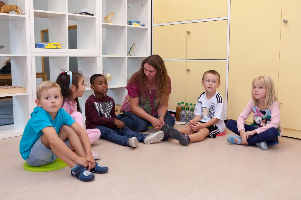 Kinder und Erzieherin bei Pressetermin KITA Bremen