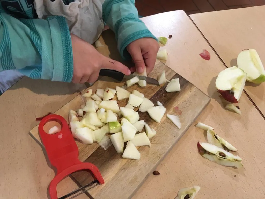 Obst schneiden beim Ern&auml;hrungstag