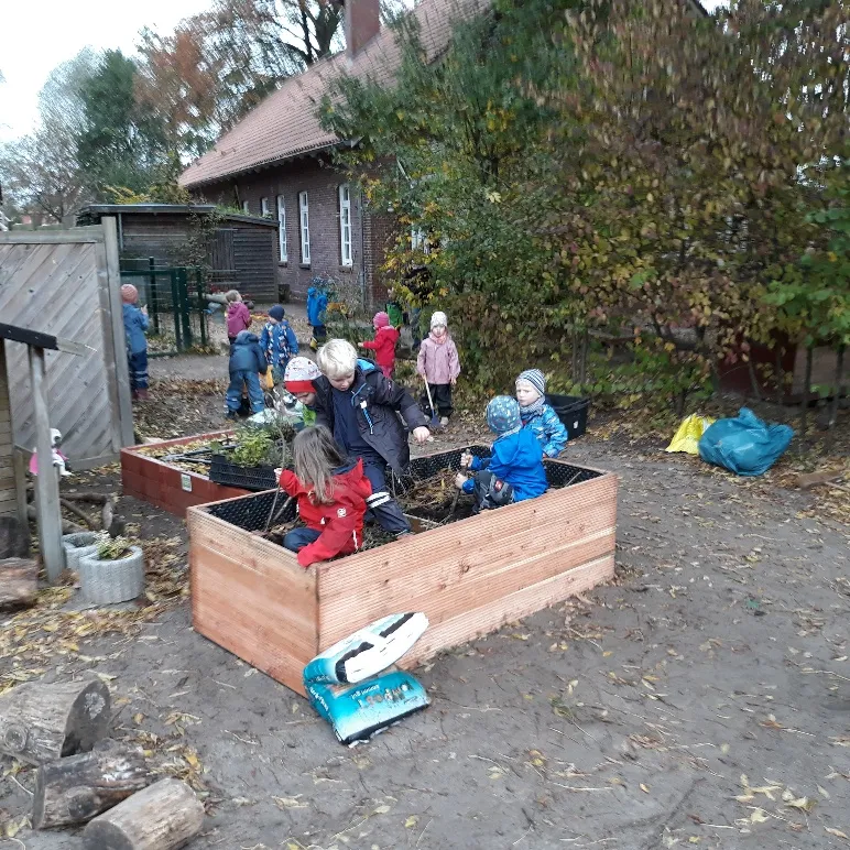 Kinder beim Hochbeetbau in der Kita Ottensen in Buxtehude
