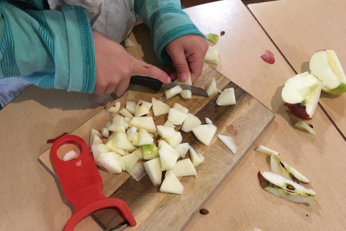 Obst schneiden beim Ernährungstag