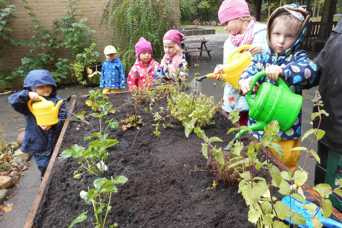 Kinder bewässern Hochbeet beim Gartentag Neidenburger Straße